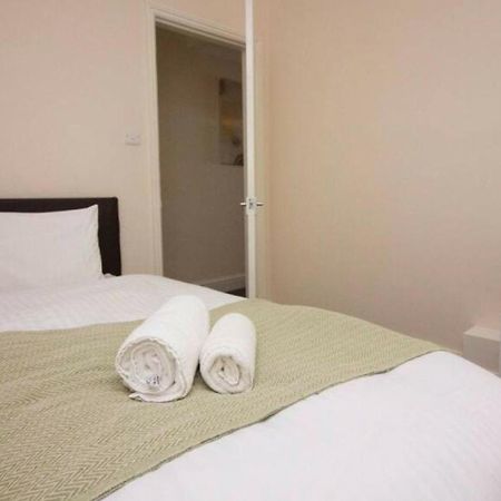Stayzo Penthouse Accommodation 2- Premier Lodge Southampton Exteriör bild