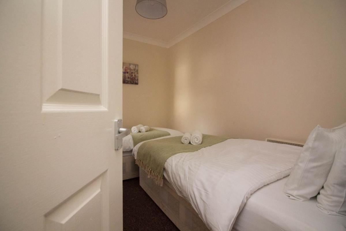 Stayzo Penthouse Accommodation 2- Premier Lodge Southampton Exteriör bild