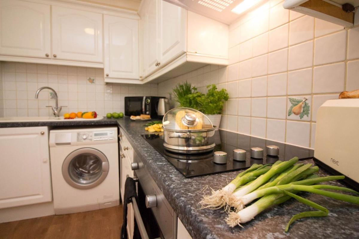 Stayzo Penthouse Accommodation 2- Premier Lodge Southampton Exteriör bild