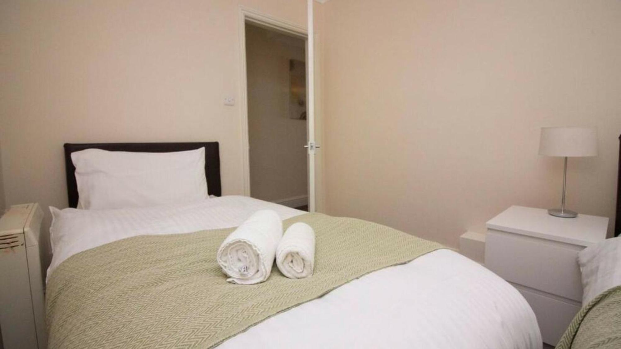 Stayzo Penthouse Accommodation 2- Premier Lodge Southampton Exteriör bild
