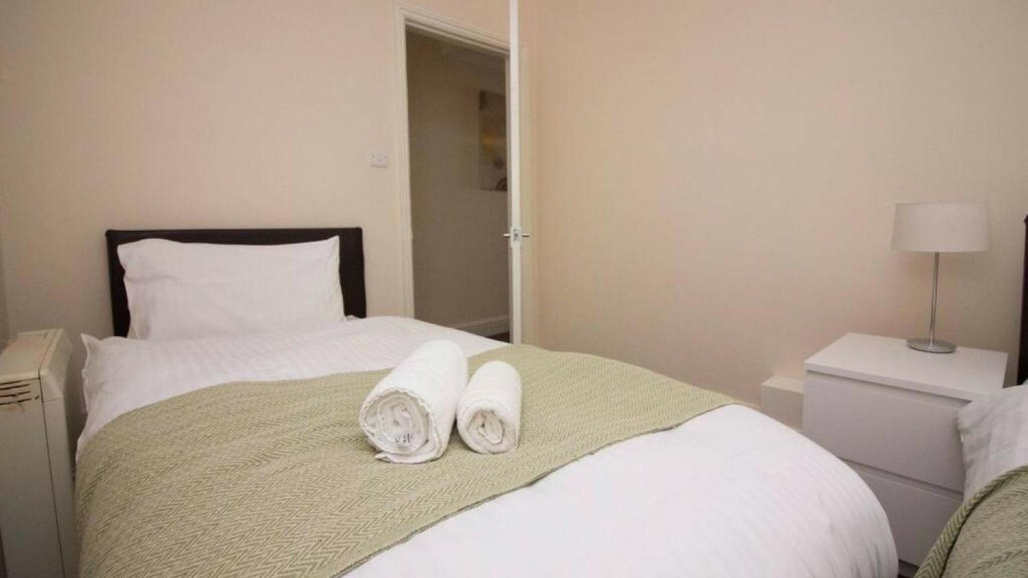 Stayzo Penthouse Accommodation 2- Premier Lodge Southampton Exteriör bild